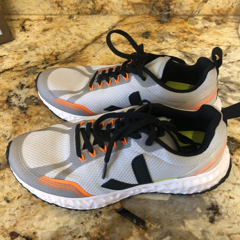 Women’s veja tennis shoe size 9